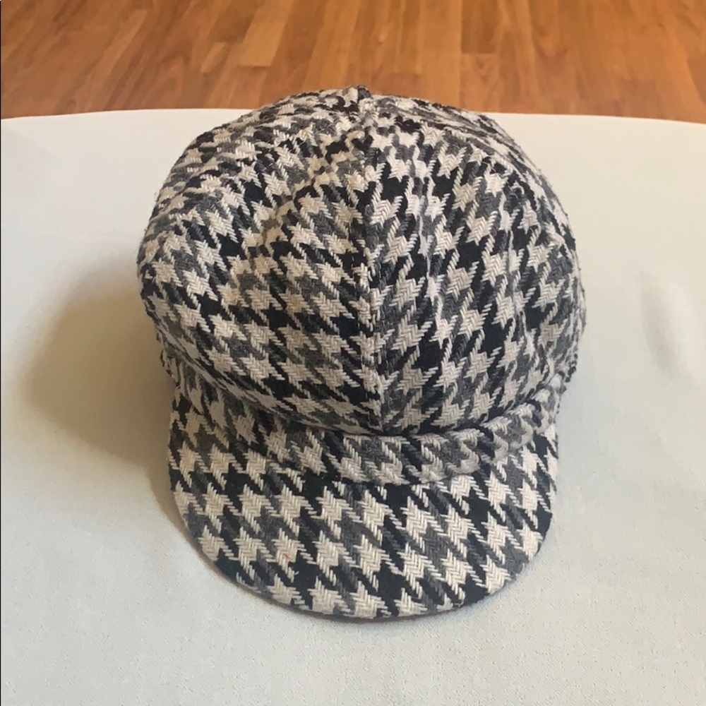 New Checker gray/black/white hat with design print